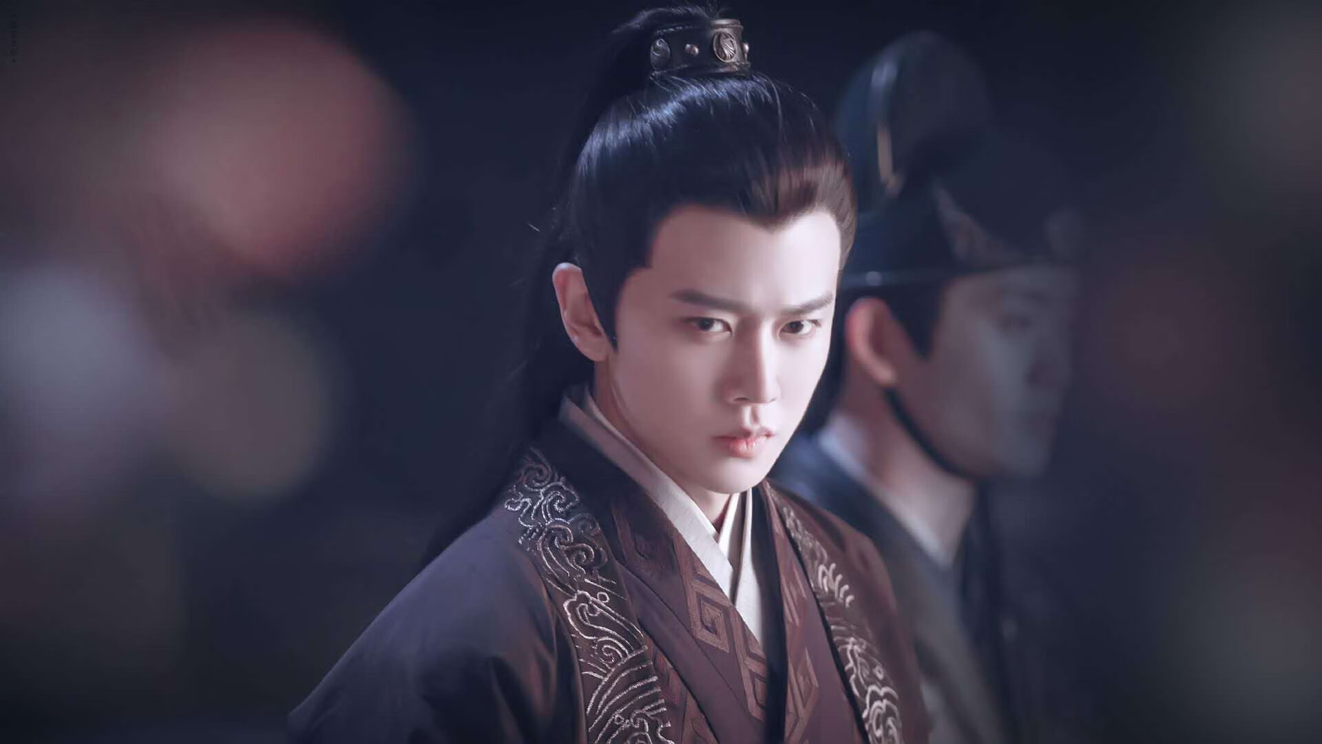 当沙漠绿洲吞噬安达卢西亚阳光，本泽马如何用一次触球完成三线调度？